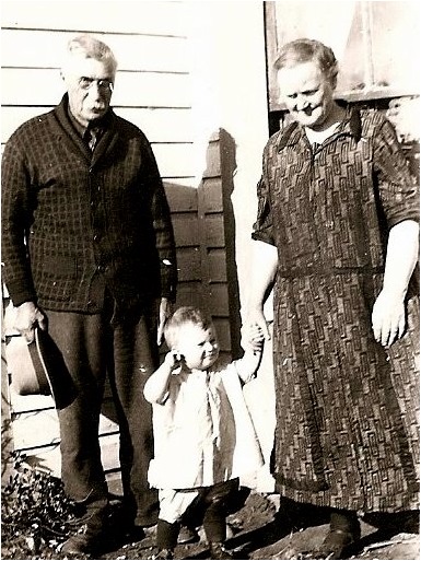 Pehr and Gölin with granddaughter Dorothy