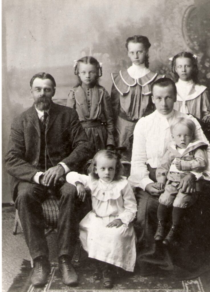 Jens and Martha Person family 1904